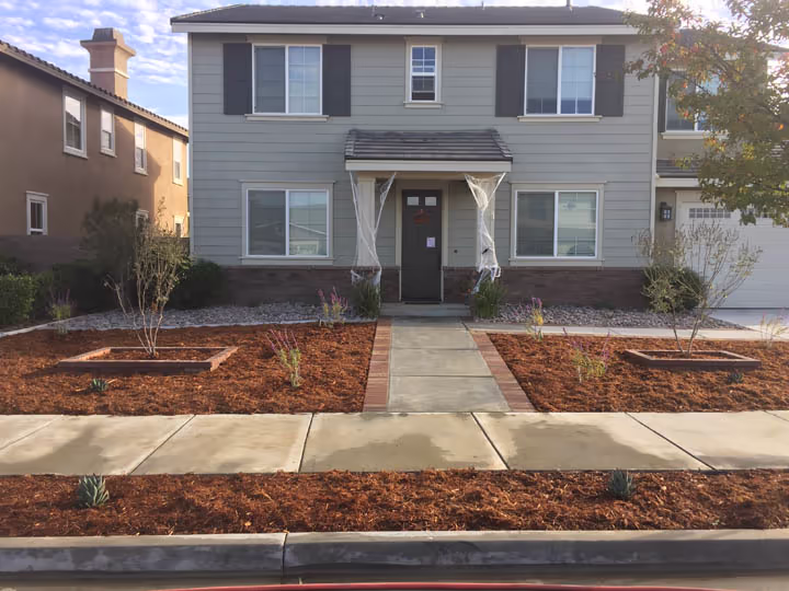 Residential Concrete Planters Flatwork Walkways — photo 3